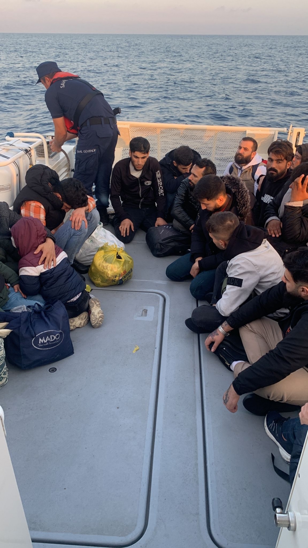Muğla açıklarında ki lastik botta 113 düzensiz göçmen kurtarıldı