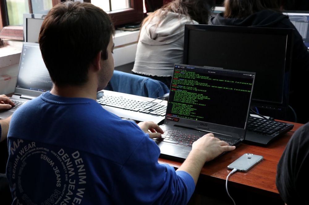 Uşak, Afyonkarahisar, Kütahya ve Manisa'da Hacker Olmak İsteyen Gençler! Bu yolla olabilirsiniz..