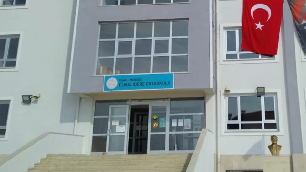 Uşak'ta Öğrenci Velisi Okul Müdürünü Makamında Darp Etti