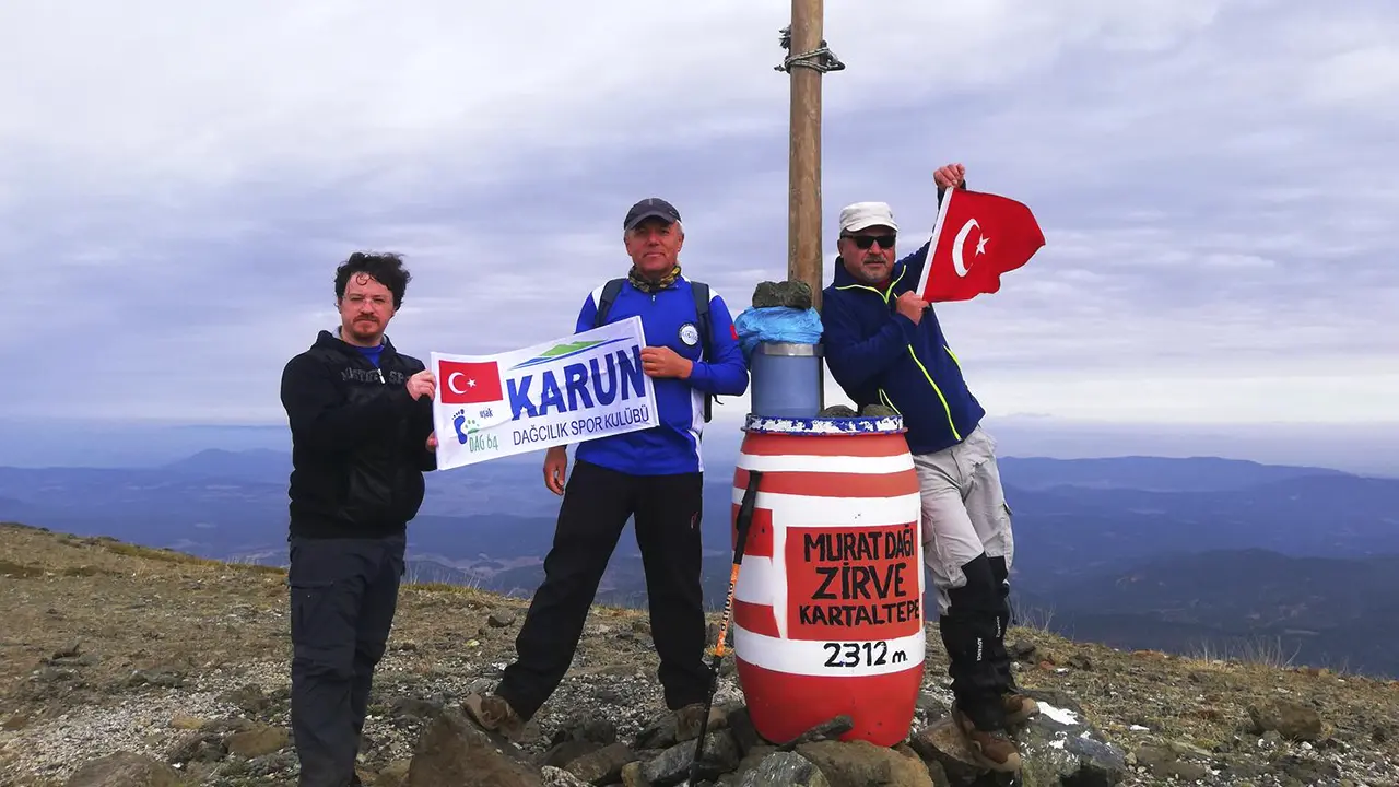 Uşaklı Dağcılar Murat Dağı'nın Zirvesine Kurtuluş Bayrağı Diktiler