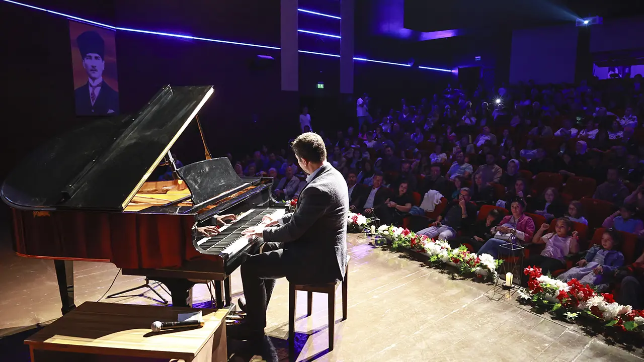 Uşaklılar Bu Akşam Müziğe Doyacak: Ücretsiz Piyano Dinletisini Kaçırmayın!