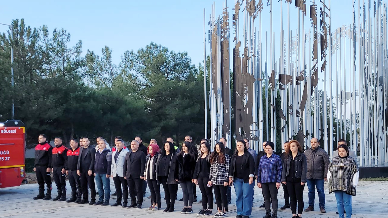 UOSB Personeli Saat 09.05’te Atatürk Koreografisi Önünde Ata'yı Andı