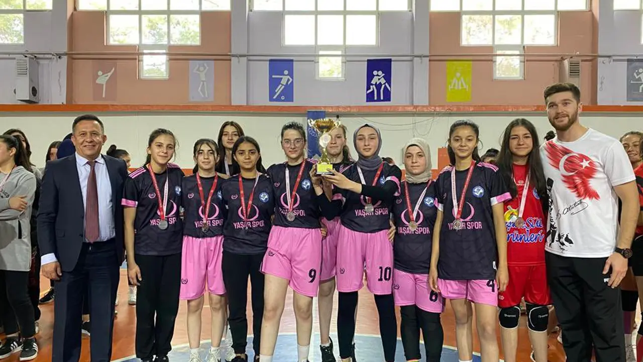 Genç kızlar Hentbol 'da Uşak şampiyonu oldu