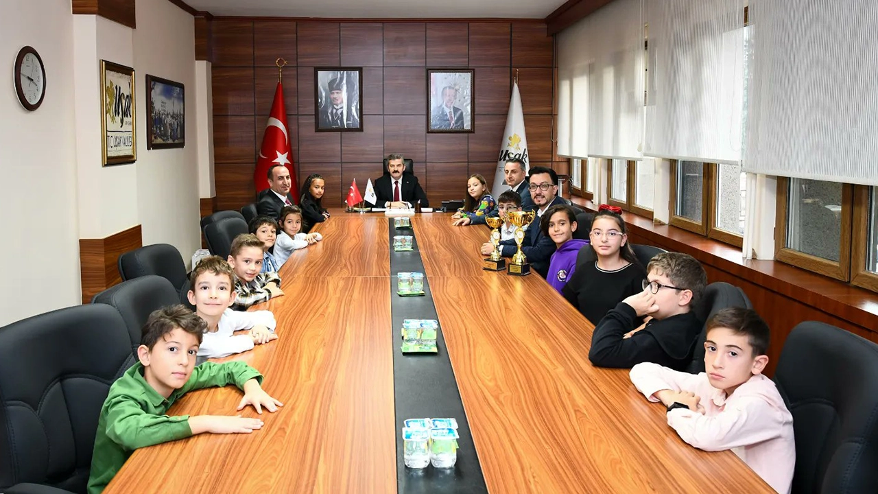 Vali Turan Ergün, Başarılı Sporcu ve Öğrencileri Ödüllendirdi