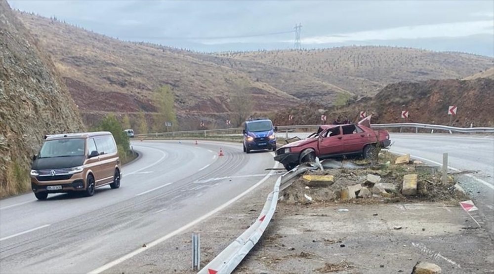 Afyonkarahisar'da  otomobil refüje çarptı 2 kişi öldü
