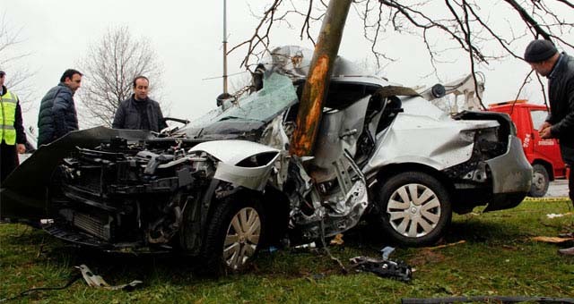 Uşak'ta otomobil ağaca çarptı: 2 ölü, 2 yaralı