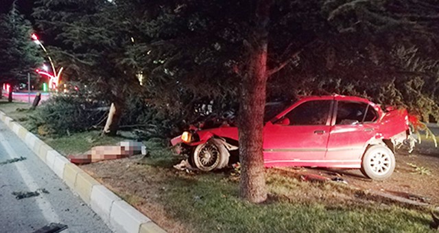 Uşak'ta Otomobil Ağaca Çarptı: 2 Ölü, 1 Yaralı