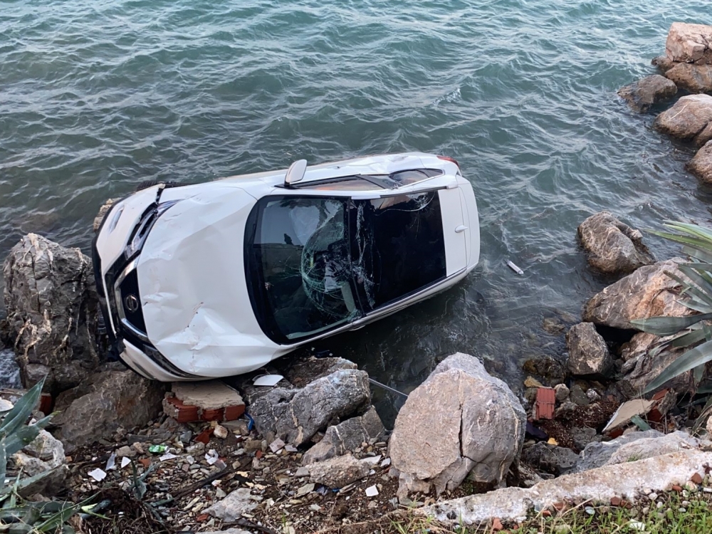 Datça'da manzara izlerken uçuruma yuvarlanan otomobilin sürücüsü yaralandı