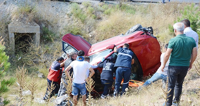 Uşak'ta Otomobil Şarampole Devrildi: 1'i Ağır 2 Yaralı