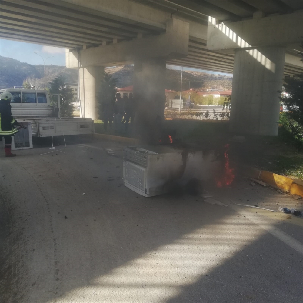 Afyonkarahisar'da bir kamyonette çıkan yangında beyaz eşyalar zarar gördü
