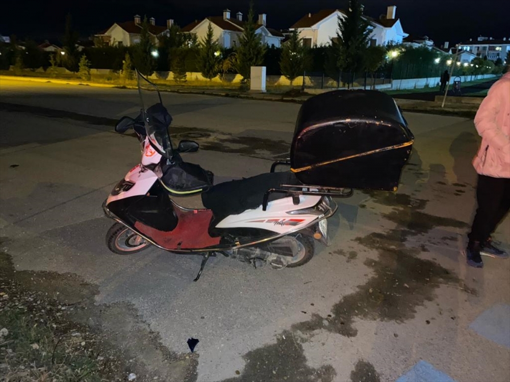 Afyonkarahisar'da otomobille çarpışan motosikletteki 2 kişi yaralandı