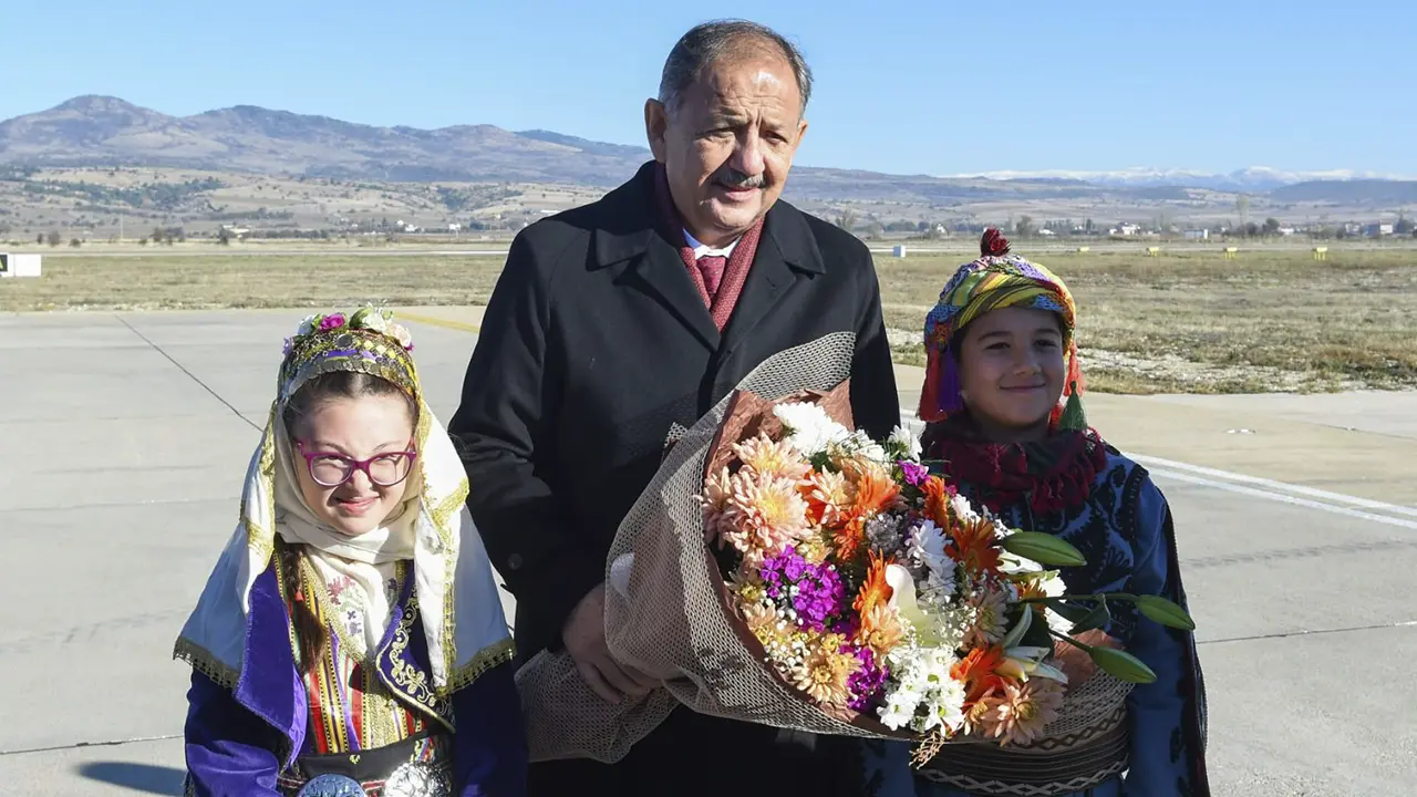 Bakan Özhaseki Uşak Havalimanı’nda Çiçeklerle Karşılandı!