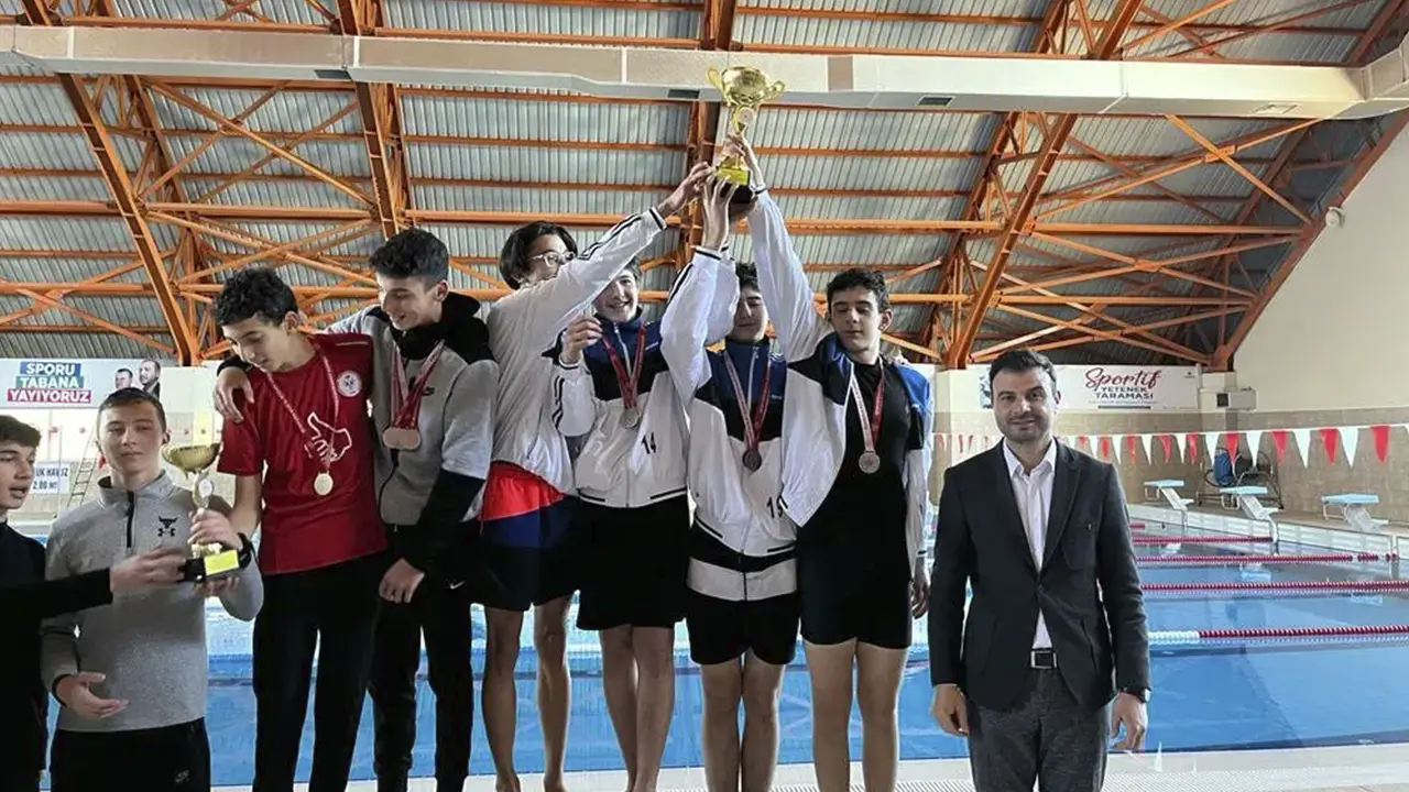 Uşak'ta Okullar Arası Yüzme Yarışması Şampiyonları Belli Oldu