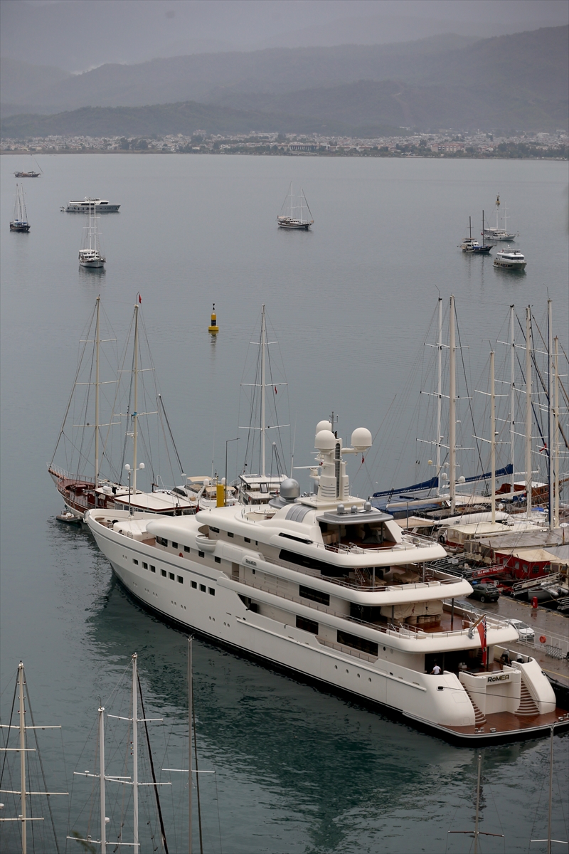 Fethiye'de süper yat "Romea"ya yakıt ikmali yapıldı
