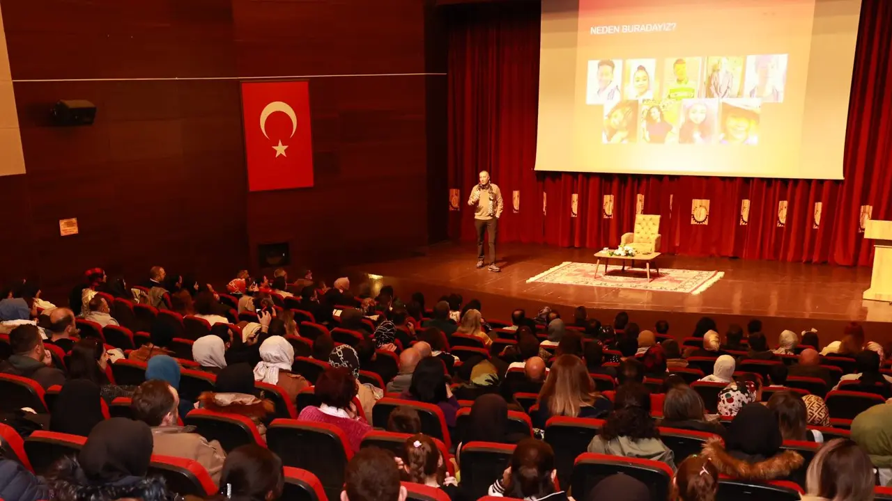 'Dijital Baba' Orhan Toker Uşaklılarla Söyleşide Buluştu