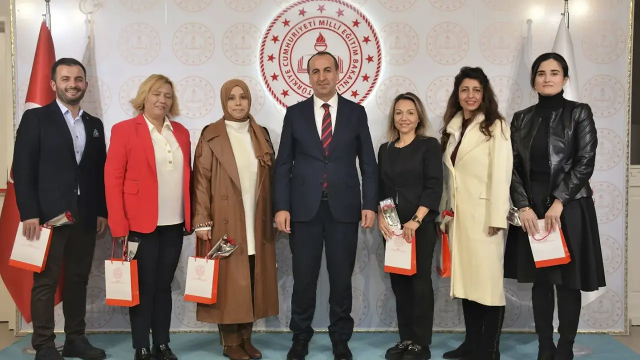 Uşak Milli Eğitim Müdürü Yücel, 24 Kasımda Doğan Öğretmenlere Sürpriz Yaptı