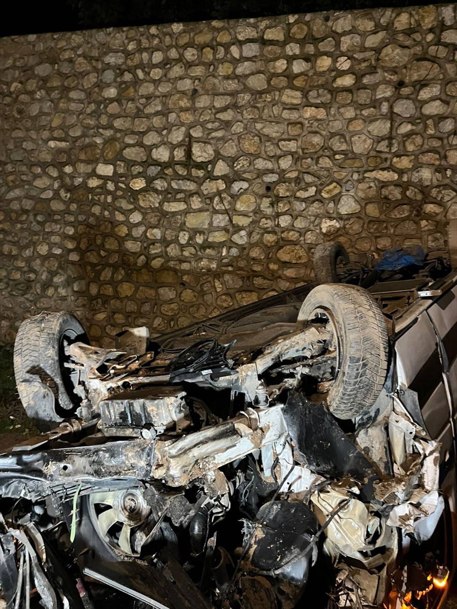 Manisa Salihli'de Minibüs Şarampole Devrildi: 3 Yaralı