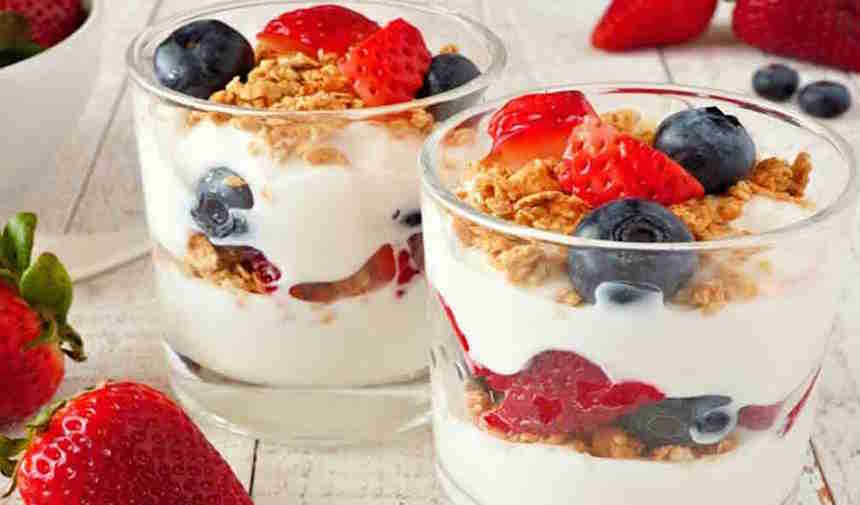 tatli-krizi-icin-meyveli-yogurt-parfe