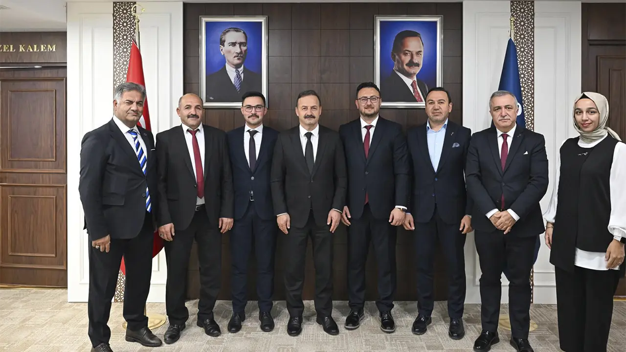 anahtar-parti-usak-il-baskanligina-banazli-avukat-nurettin-urhan-atandi-urhan-beratini-genel-baskan-yavuz-agiralioglundan-alarak-goreve-basladi-1