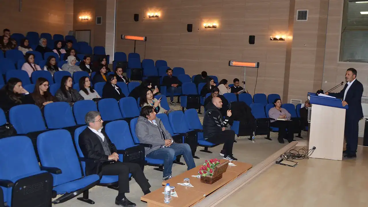 usak-universitesi-deprem-konferans4