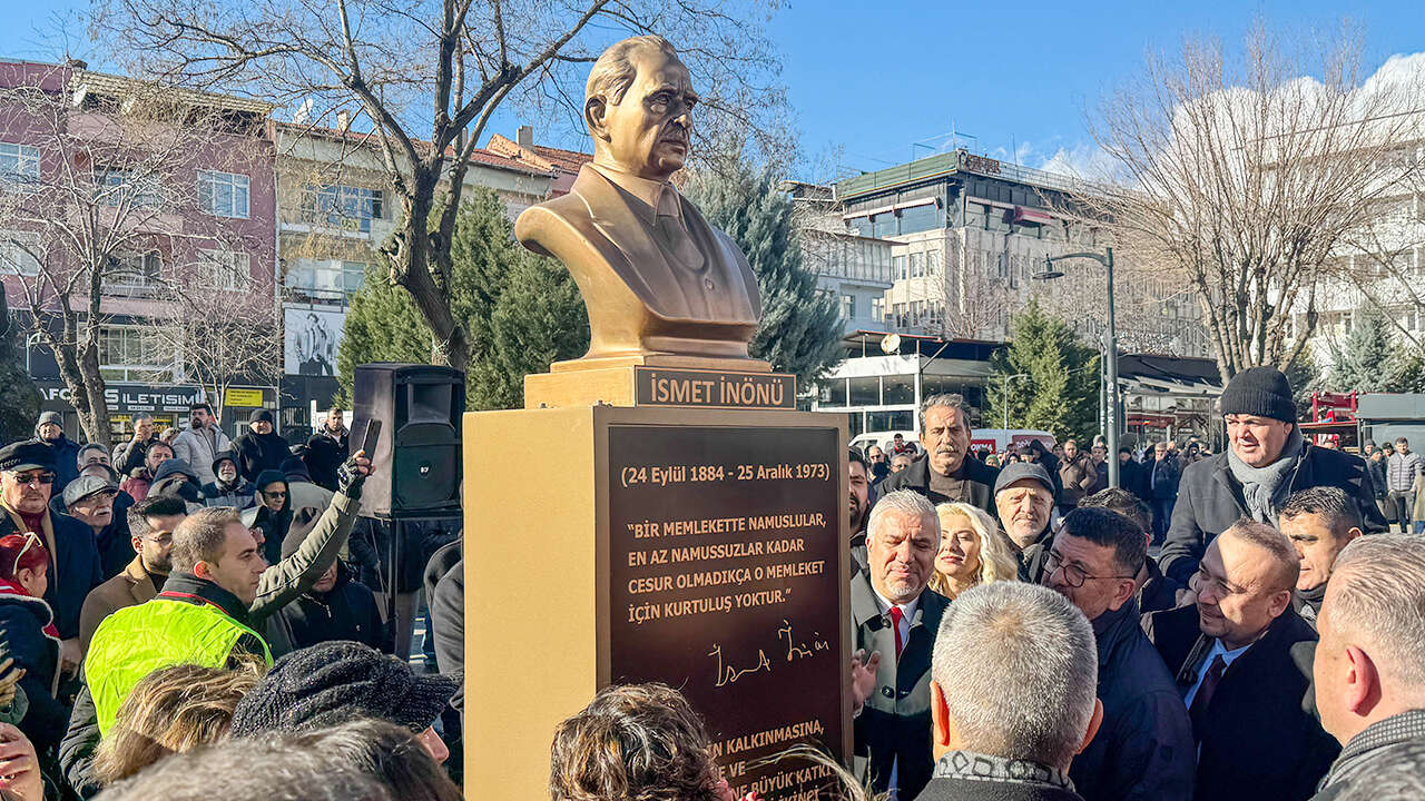 veli-agbaba-usak-heykel