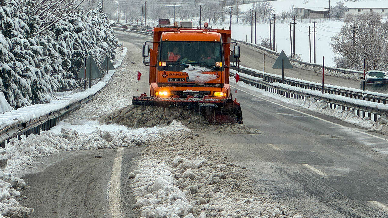 kar-usak-yol-kapanma1