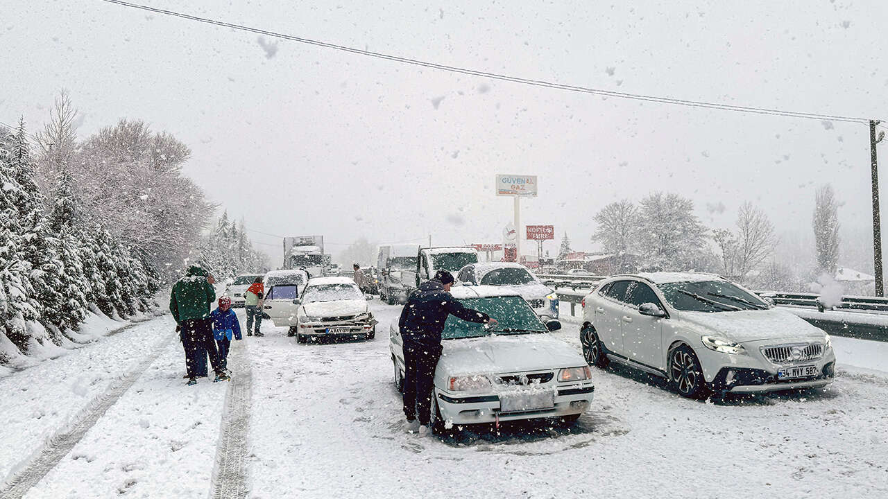 kar-usak-yol-kapanma2