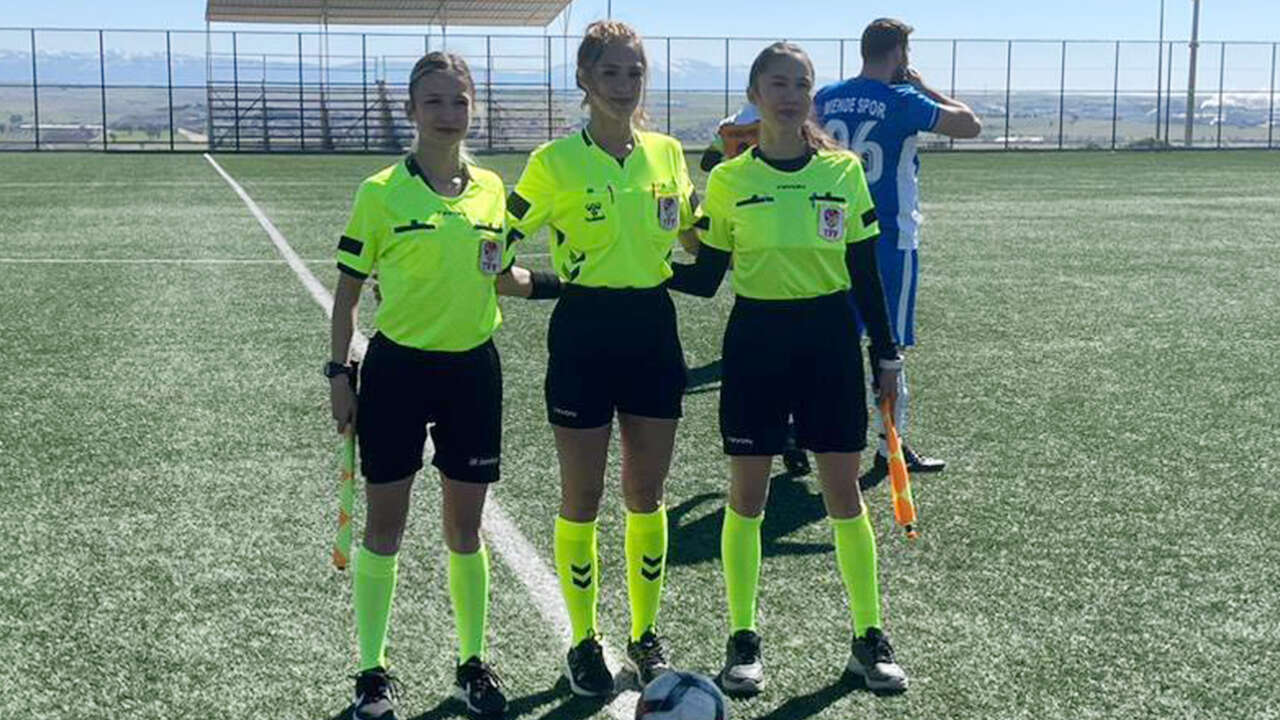 8-mart-kadin-hakemlere-cicek