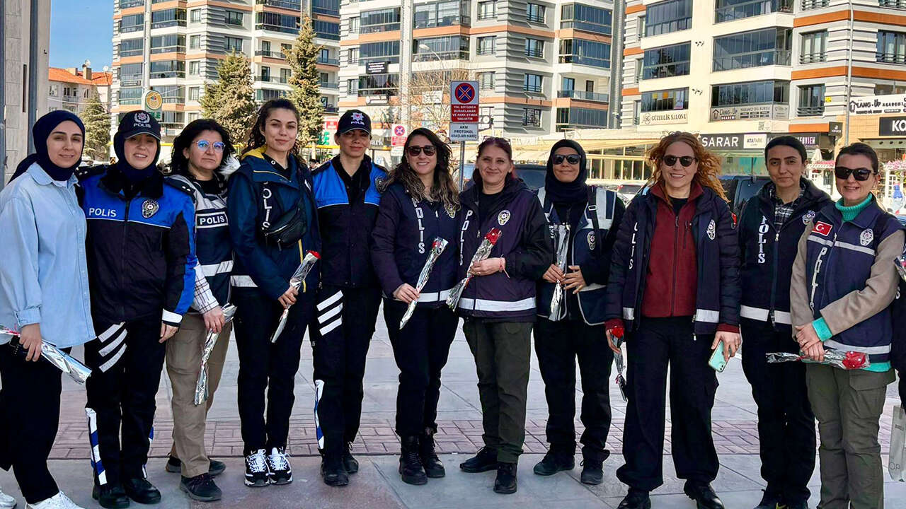 kadin-polis-8-mart-cicek