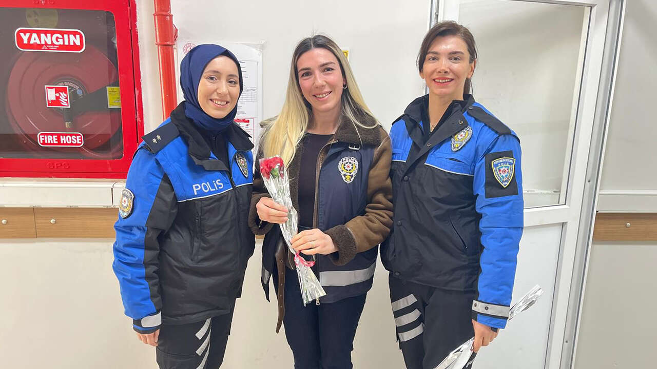 kadin-polis-8-mart-cicek1