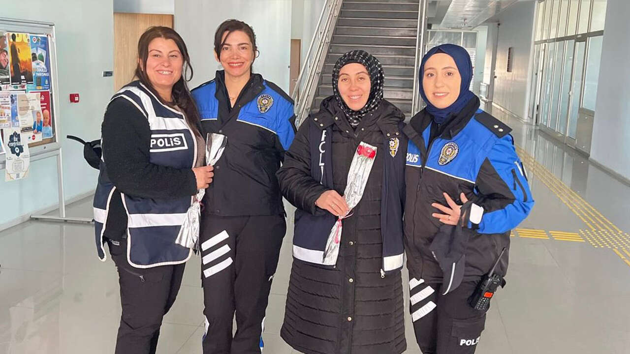 kadin-polis-8-mart-cicek2