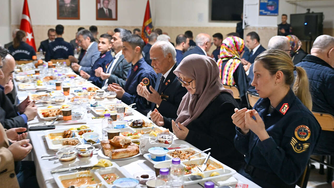 vali-kartal-jandarma-iftar5