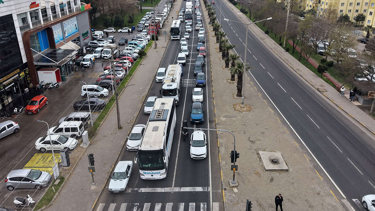izmir-usak-yolu-trafik-yogunlugu3