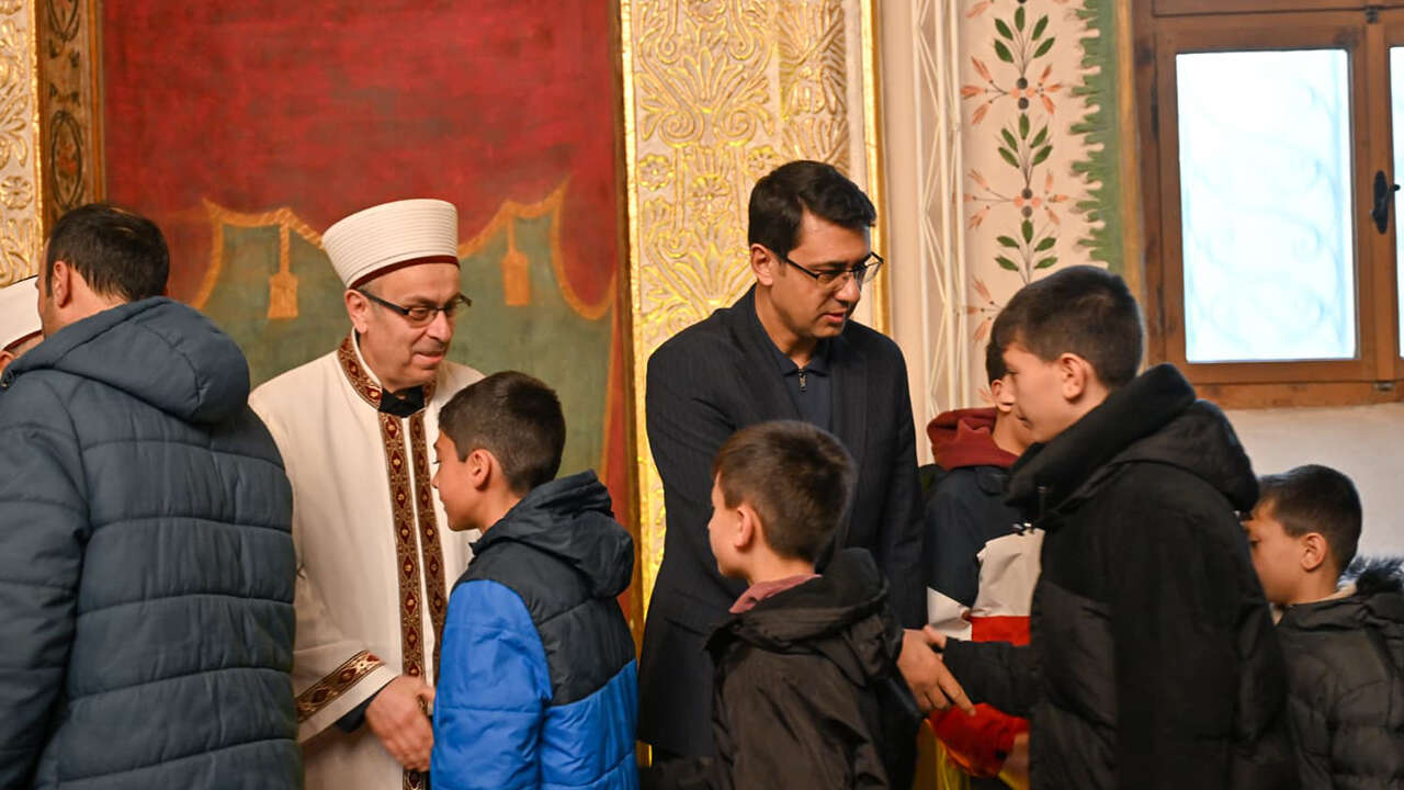 vali-serdar-kartal-bayram-namazi
