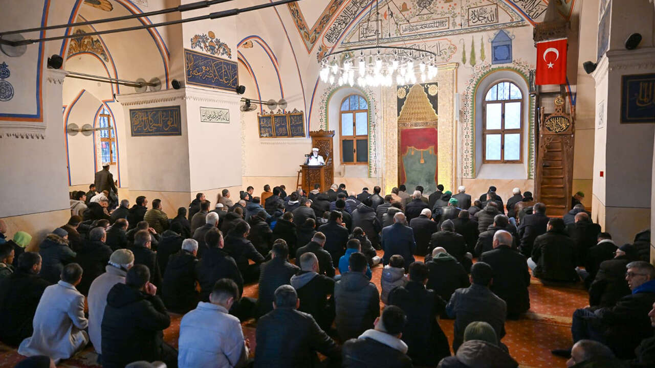 vali-serdar-kartal-bayram-namazi1