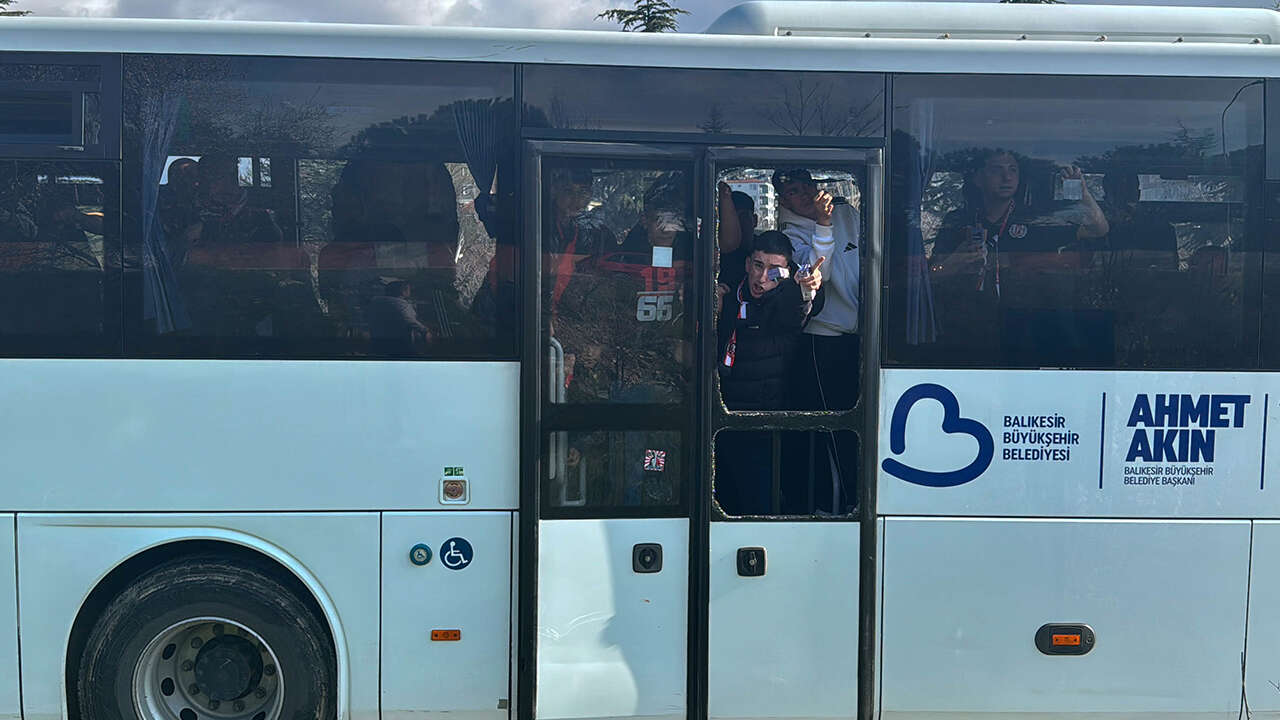 balikesirspor-taraftar-otobus-tasli-saldiri1