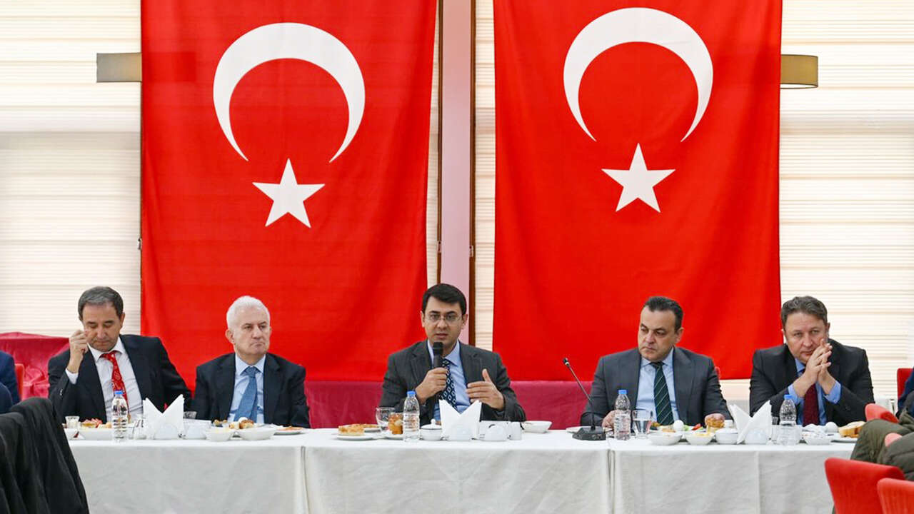 vali-serdar-kartal-gazetecilerle-bulustu