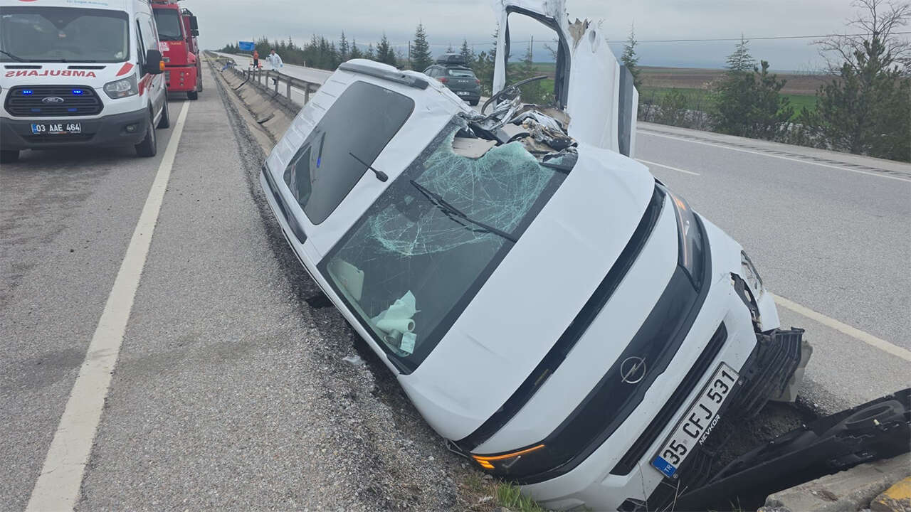 afyon-usak-yolu-arac-refuje-carpma1
