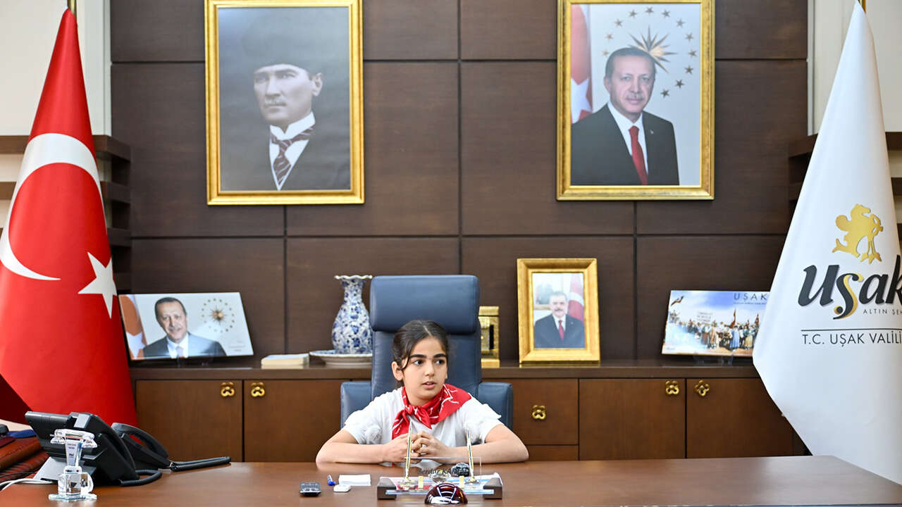 vali-kartal-koltugunu-cocuklara-verdi