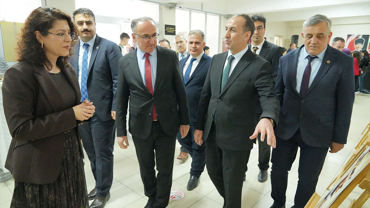 yapay-zeka-destekli-ataturk-sergisi-usak-mesleki-teknik-anadolu-lisesi5