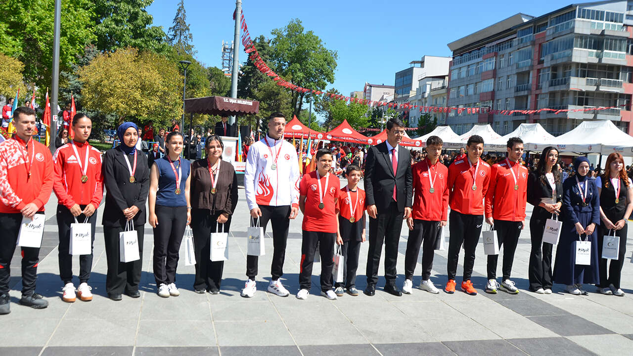 19-mayis-usak-toren-kutlama4