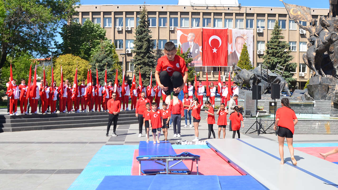 19-mayis-usak-toren-kutlama7
