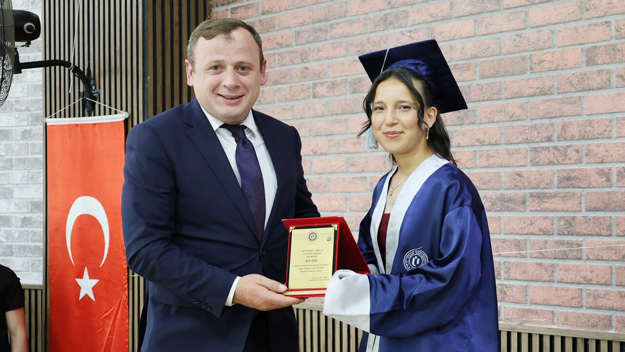 usak-universitesi-esme-mezuniyet