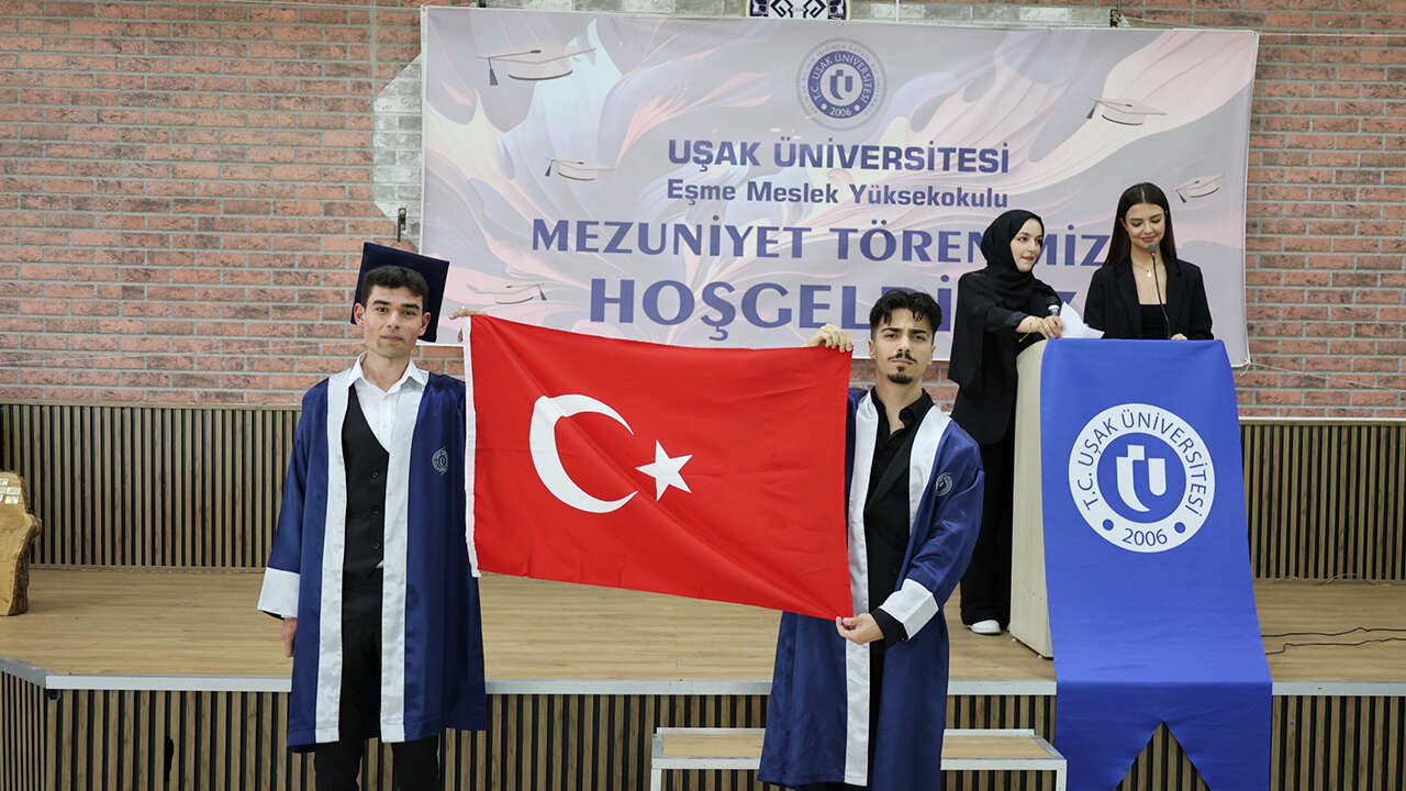usak-universitesi-esme-mezuniyet2