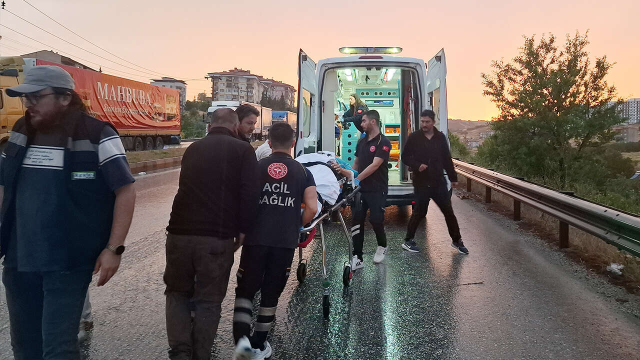 izmir-usak-yolu-zincirleme-kaza-2-olu-4-yarali