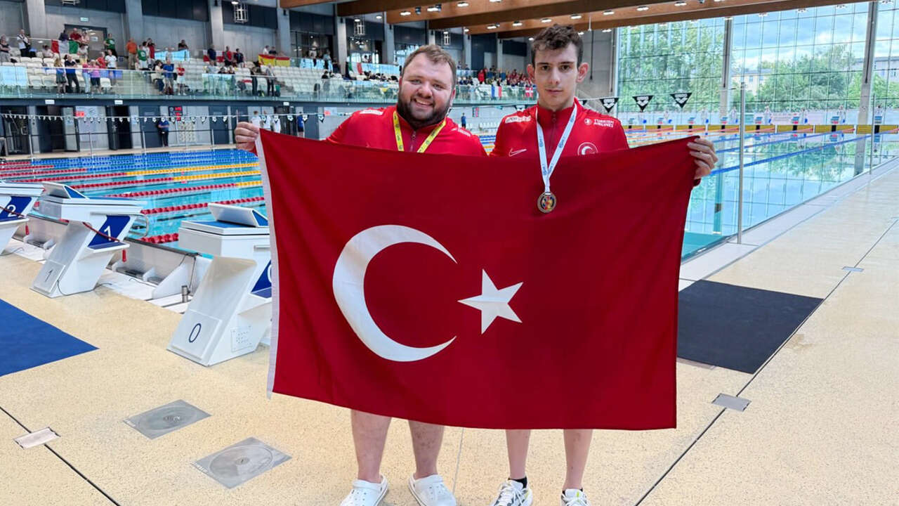 bilge-kagan-yilgin-usak-yuzucu-avrupa1